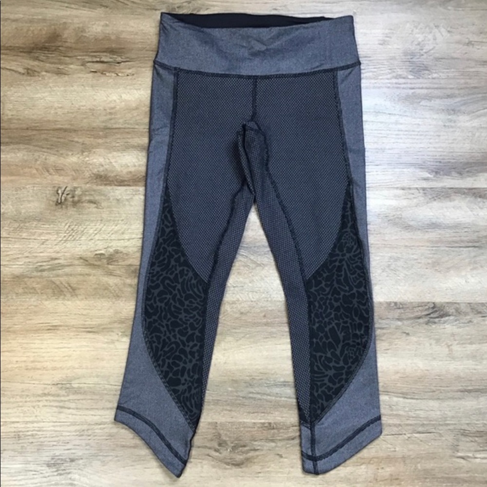 💋Lululemon Crop Print Grey Black Leggings (Rare) - Picture 2 of 7